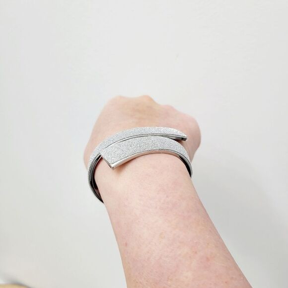 Brand New Silver Tone Matte Silver Bangle Bracelet - Picture 7 of 11
